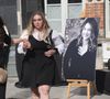 Il y a bientôt un mois qu'Emilie Dequenne nous a quittés des suites d'un cancer.
Adeline Quenon, la soeur aînée d'E.Dequenne, et Milla Savarese, la fille unique d'E.Dequenne - 300 personnes réunies pour rendre hommage à Emilie Dequenne dans sa ville de Chièvres (Belgique) quelques semaines après son décès. © Photonews / Bestimage