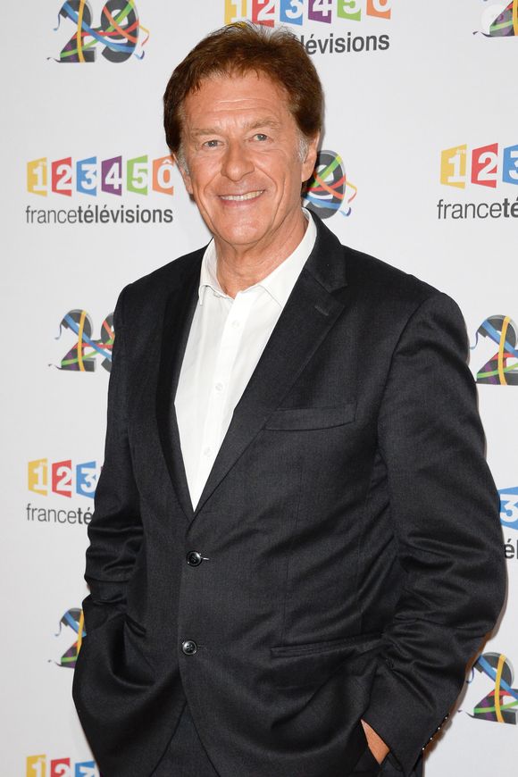 Après un long silence, il a décidé de se confier dans son livre intitulé "Le Jour où j'ai réappris à marcher", paru le 5 février dernier aux Éditions du Rocher.
Henri Sannier au photocall de France Télévisions, pour la présentation de la nouvelle dynamique 2016-2017, à Paris, le 29 juin 2016.
© Guirec Coadic/Bestimage