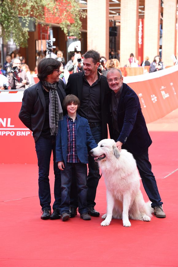 Félix Bossuet, Thierry Neuvic, Christian Duguay et Garfield (devenu "Belle" à l'écran) - Tapis rouge du film "Belle et Sébastien" à Rome, le 17 octobre 2015. © SGP / BESTIMAGE