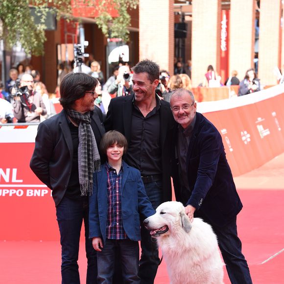 Félix Bossuet, Thierry Neuvic, Christian Duguay et Garfield (devenu "Belle" à l'écran) - Tapis rouge du film "Belle et Sébastien" à Rome, le 17 octobre 2015. © SGP / BESTIMAGE