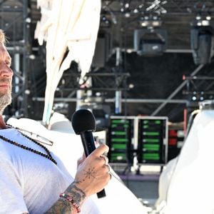 Exclusif - Philippe Caverivière durant la répétition de l'enregistrement de l'émission de télévision L'Humour à la Plage, le 1er Festival de Juan Les Pins à la Pinède Gould, le 4 juillet 2024© Bruno Bebert / JR Santini / Bestimage