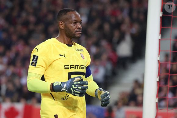 Steve MANDANDA (Stade Rennais) lors du match LOSC Lille vs Stade rennais, Ligue 1, Decathlon Arena stade Pierre Mauroy, le 24 novembre 2024