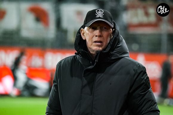 "J'ai vécu trente-sept ans de ma vie avec un être exceptionnel, et un papa incroyable", confie-t-elle au "Parisien".

Eric Roy (Stade Brestois) - Match de football de Ligue 1 McDonald's opposant le Stade Brestois à l'AS Monaco (1-0) à Brest © Baptiste Autissier/PsnewZ/Bestimage