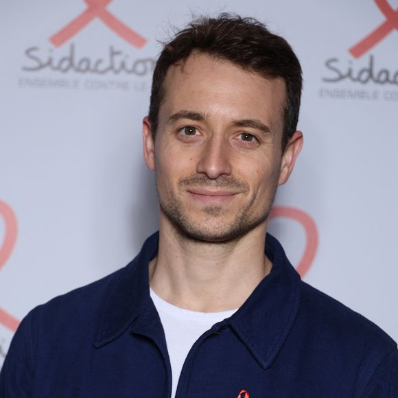 Hugo Clément - Photocall de la soirée de lancement du "Sidaction" au théâtre Edouard VII à Paris le 4 mars 2024. © Denis Guignebourg/Bestimage