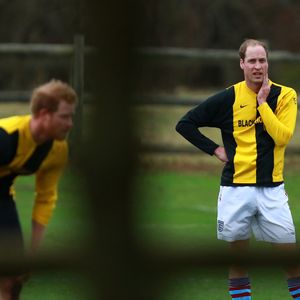 Le prince William, duc de Cambridge et le prince Harry participent au match de football Christmas Eve à Kings Lynn, le 24 décembre 2015. AGENCE / BESTIMAGE