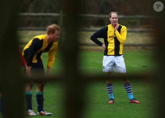 Le prince William, duc de Cambridge et le prince Harry participent au match de football Christmas Eve à Kings Lynn, le 24 décembre 2015. AGENCE / BESTIMAGE