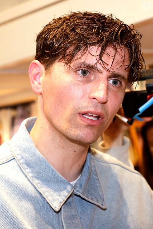 Raphaël Quenard (le jour de son anniversaire 34 ans) dédicace de son premier roman Clamser à Tataouine aux éditions Flammarion à la Librairie de Paris, France, le 16 mai 2025. © Cédric Perrin/Bestimage