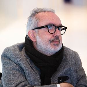 Le réalisateur français Dominique Farrugia écoute Benjamin Griveaux ( LREM ) lors d'une conférence de presse du nouvel an dans le 17e arrondissement de Paris. 16 janvier 2020. Photo par Raphael Lafargue/ABACAPRESS.COM