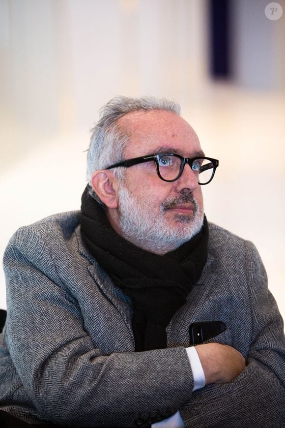 Le réalisateur français Dominique Farrugia écoute Benjamin Griveaux ( LREM ) lors d'une conférence de presse du nouvel an dans le 17e arrondissement de Paris. 16 janvier 2020. Photo par Raphael Lafargue/ABACAPRESS.COM