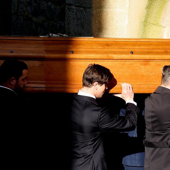 Le cercueil de Jean-Marie Le Pen porté par deux de ses petits-fils - Arrivées des membres de la famille Le Pen aux obsèques de Jean-Marie Le Pen en l'église Saint-Joseph à la Trinité-sur-Mer  le 11 juillet 2025. © Dominique Jacovides / Guillaume Collet / Bestimage