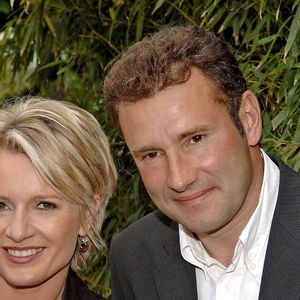La présentatrice de télévision française Sophie Davant et son mari Pierre Sled posent à leur arrivée au « Village VIP » de Roland-Garros lors du tournoi de tennis de Roland-Garros 2005, à Paris, en France, le 31 mai 2005. Photo : Gorassini-Zabulon/ABACA.