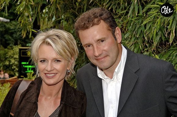 La présentatrice de télévision française Sophie Davant et son mari Pierre Sled posent à leur arrivée au « Village VIP » de Roland-Garros lors du tournoi de tennis de Roland-Garros 2005, à Paris, en France, le 31 mai 2005. Photo : Gorassini-Zabulon/ABACA.
