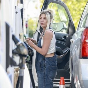 Tori Spelling a été aperçue, le 23 septembre 2025,  au volant d'un SUV en panne à une pompe à essence défaillante à Calabasas. Selon ses voisins, elle avait déjà reculé dans l'un de ses palmiers, ce qui avait endommagé son véhicule. Backgrid USA / Bestimage