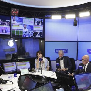 Reste à savoir quand Valérie Benaim sera de retour !

Exclusif - Valérie Benaim, Gauthier Le Bret, Géraldine Maillet, Gilles Verdez, Eric Ciotti, Cyril Hanouna sur le plateau de l’émission « On Marche Sur La Tête » présentée pa C. Hanouna dans les studios d’ Europe 1 à Paris, France, le 24 juin 2024. © Jack Tribeca / Bestimage