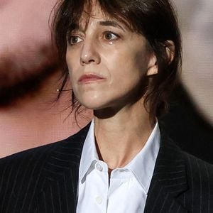 Charlotte Gainsbourg en pleurs lors d'une cérémonie organisée par le Conseil des institutions juives de France (CRIF) en hommage aux victimes des attentats du Hamas du 7 octobre 2023 contre Israël, à l'occasion du premier anniversaire de l'événement, à Paris, le 7 octobre 2024. © Stéphane Lemouton / Bestimage Ceremony in tribute to the victims of the attack on 7 October organised by the CRIF in Paris. October 7th 2024