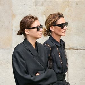 Clotilde Courau et sa fille Vittoria de Savoie - Arrivées aux obsèques de Mathilde Favier en l'église Saint-Sulpice à Paris le 31 aout 2026. © Dominique Jacovides-Cyril Moreau/Bestimage