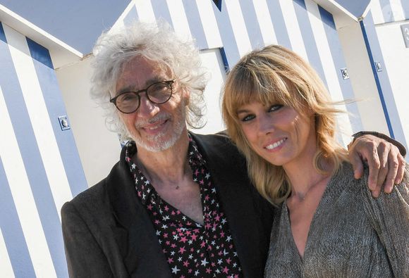 Et le chanteur a embarqué avec lui femme et enfant.

Louis Bertignac et Laetitia Brichet lors du photocall du jury du 35ème festival de Cabourg le 10 juin 2021.

© Coadic Guirec / Bestimage