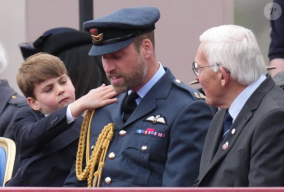 Où Louis a fait le show avec son père mais aussi avec son grand frère le prince George 

Le prince Louis de Galles, Le prince William, prince de Galles - lors des commémorations saluant l'action des vétérans britanniques lors de la Seconde guerre mondiale au palais de Buckingham le 5 mai 2025. © Julien Burton / Bestimage