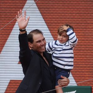 Le grand tennisman espagnol Rafael Nadal tient son fils Rafael Junior dans ses bras, à la fin d'une cérémonie d'hommage en son honneur, le premier jour des Internationaux de France de tennis de Roland Garros à Paris, en France, le dimanche 25 mai 2025. Nadal a été honoré lors d'une cérémonie d'adieu spéciale qui a célébré son extraordinaire héritage à Paris. Photo Maya Vidon-White/UPI/ABACAPRESS.COM