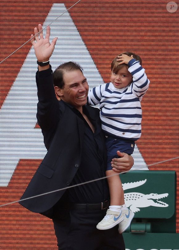 Le grand tennisman espagnol Rafael Nadal tient son fils Rafael Junior dans ses bras, à la fin d'une cérémonie d'hommage en son honneur, le premier jour des Internationaux de France de tennis de Roland Garros à Paris, en France, le dimanche 25 mai 2025. Nadal a été honoré lors d'une cérémonie d'adieu spéciale qui a célébré son extraordinaire héritage à Paris. Photo Maya Vidon-White/UPI/ABACAPRESS.COM
