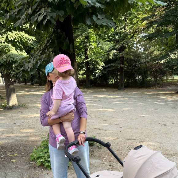 Dans un premier cliché, nous pouvons la voir avec sa fille dans les bras et son petit garçon dans sa poussette. Alors que le petit Ismaël était à l’abri du soleil, Sonia Mabrouk n’a pas oublié les casquettes pour sa fille et elle-même. 

Sonia Mabrouk en sortie avec ses enfants Soraya et Ismaël - Instagram