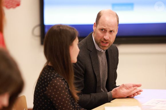 Le prince William, prince de Galles, visite la Freedom School à Tallinn (Estonie), fondée en mai 2022 en réponse à la guerre en Ukraine, le 20 mars 2025. Le prince de Galles a rencontré des enseignants ukrainiens pour s'informer de leur expérience à l'école et de la manière dont ils ont aidé leurs élèves à s'intégrer à Tallinn et à prendre soin de leur bien-être mental. Son Altesse Royale a participé également à une activité sportive avec les élèves de l'école et à un cours d'ukrainien. 
© Mirrorpix / Bestimage