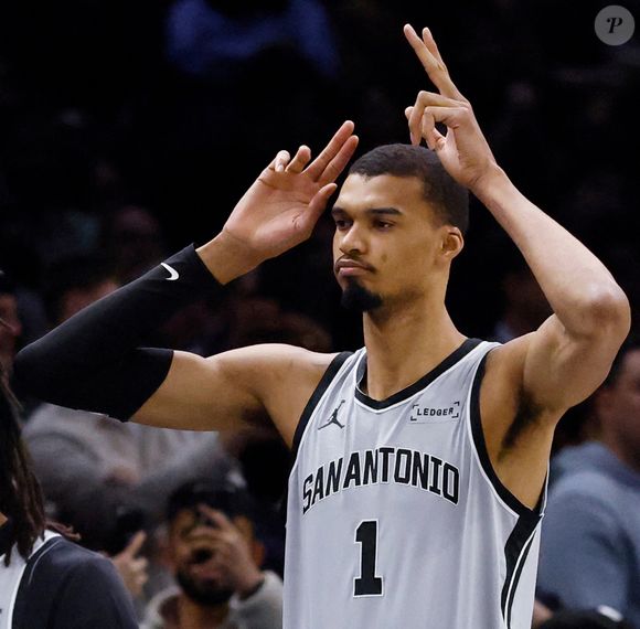 qui a investi pour Nanterre

Brooklyn, NY L'attaquant des San Antonio Spurs 7′ 5″ Victor Wembanyama sur le terrain contre les Brooklyn Nets au Barclays Center à Brooklyn, New York.

Photo : Victor Wembanyama