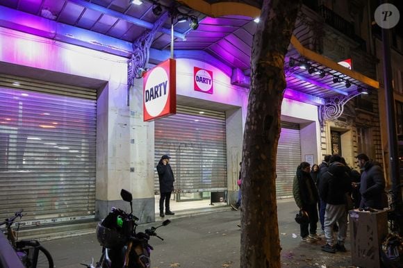 Le magasin Darty a été privatisé pour Angelina Jolie, de 22 heures à minuit, dans le cadre du tournage du film "Stitches" à Paris le 11 décembre 2024.