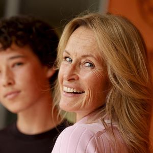 Estelle Lefébure et son fils Giulano Ramette au photocall du village lors des Internationaux de France de Tennis de Roland Garros 2026, à Paris, France, le 29 mai 2026. © Dominique Jacovides/Bestimage