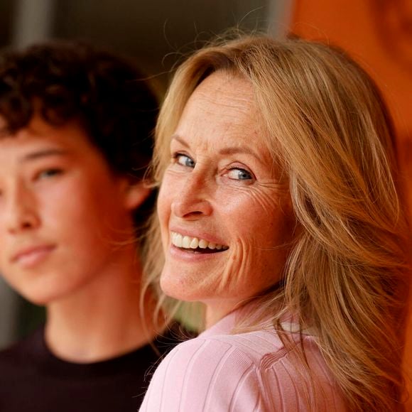 Estelle Lefébure et son fils Giulano Ramette au photocall du village lors des Internationaux de France de Tennis de Roland Garros 2026, à Paris, France, le 29 mai 2026. © Dominique Jacovides/Bestimage