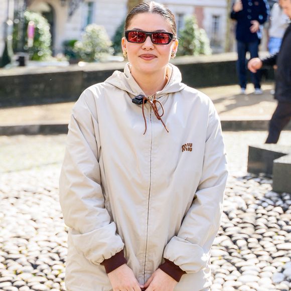 Louane (Louane Emera) aux arrivées au défilé Miu Miu Collection Femme Prêt-à-Porter Automne/Hiver 2026-2027 lors de la Fashion Week de Paris (PFW) au palais d'lena conseil Economique, social et environnemental, à Paris, France, le 10 mars 2026. © Denis Guignebourg/Bestimage