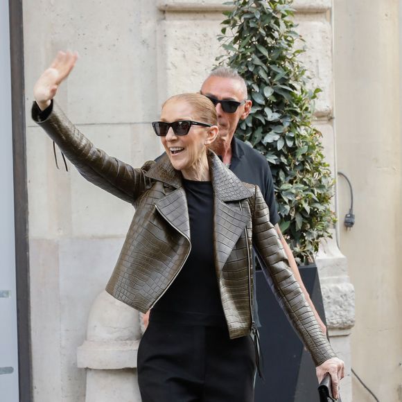 La star s'est ainsi installée dans la capitale pour répéter avant ses séries de concerts très attendus.

Céline Dion - Céline Dion acclamée par ses fans à la sortie du palace Royal Monceau à Paris, le 31 août 2026.

© Marc Ausset Lacroix / Bestimage