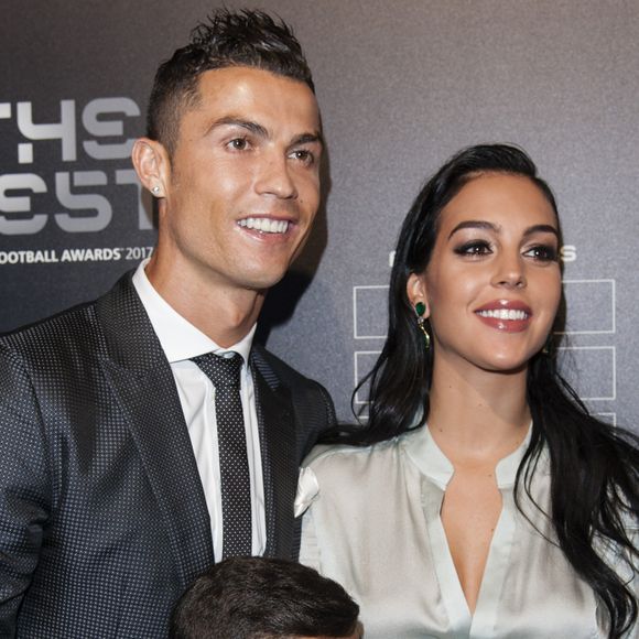 Georgina Rodriguez a récemment partagé une photo très remarquée de sa main posée sur celle de Cristiano Ronaldo.

Cristiano Ronaldo (meilleur joueur), son fils Cristiano Jr et sa compagne Georgina Rodriguez enceinte - The Best FIFA Football Awards au London Palladium à Londres. © Pierre Perusseau/Bestimage