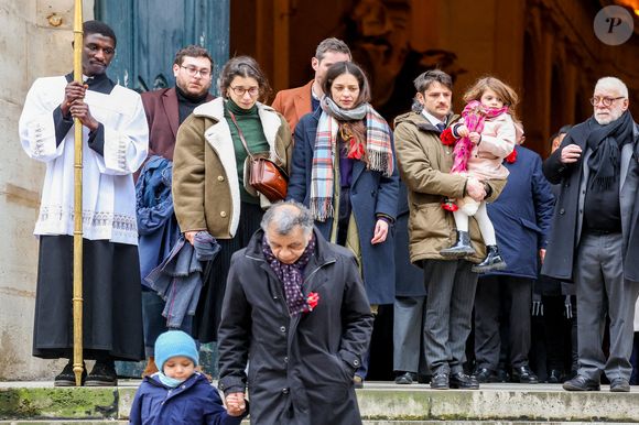 Pia Laborde et Gabrièle Laborde, les filles de C.Laborde, leur père Jimmy, son petit-fils Saul, Thomas Stern, le mari de la défunte - Sortie des obsèques de Catherine Laborde en l’église Saint-Roch à Paris, le 6 février 2025. Décédée le 28 janvier 2025 à l'âge de 73 ans, l'ancienne présentatrice météo de TF1 (1988 - 2017) était atteinte de la maladie neurodégénérative à corps de Lewy. 
© Jacovides - Moreau / Bestimage