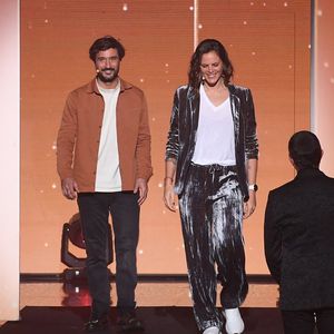 Cette fois-ci, c'est le père de ses deux enfants qui va tenter l'expérience et il sera soutenu par Shy'm.

Jérémy Frérot, Laure Manaudou, Nikos Aliagas - Enregistrement de l'émission "La Chanson secrète 11" à Paris, diffusée le 24 juin sur TF1. Le 18 janvier 2022
© Cyril Moreau / Bestimage