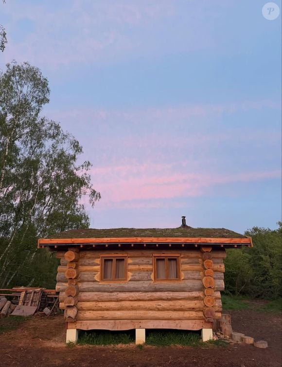 Vianney a terminé la construction de sa cabane en bois en pleine forêt et montre le résultat sur Instagram le 12 avril 2026.