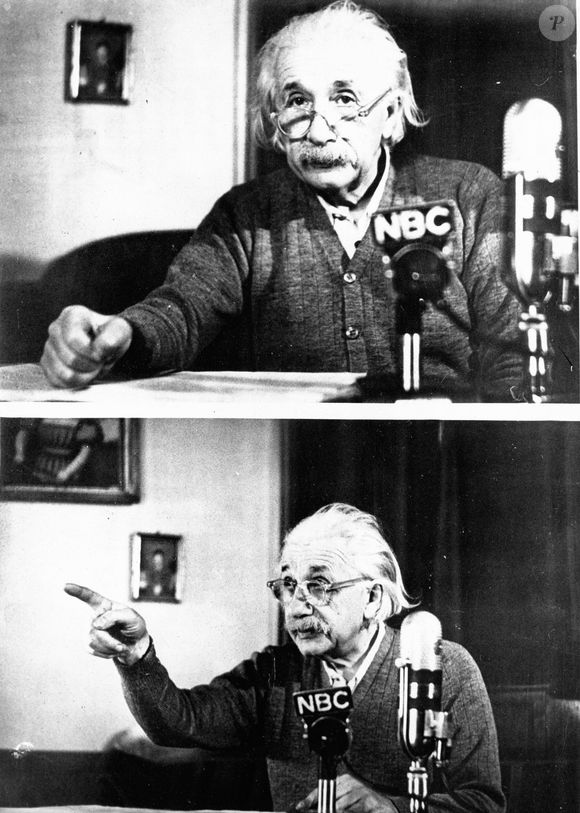 Le 15 février 1950 - New York, NY, États-Unis - Le professeur Albert Einstein lors de son discours contre la bombe à hydrogène. Albert Einstein était un physicien théoricien allemand considéré comme le plus grand scientifique du XXe siècle. Il a reçu le prix Nobel de physique en 1921.  (Crédit image : ? Keystone Press Agency/ZUMA Press Wire)
