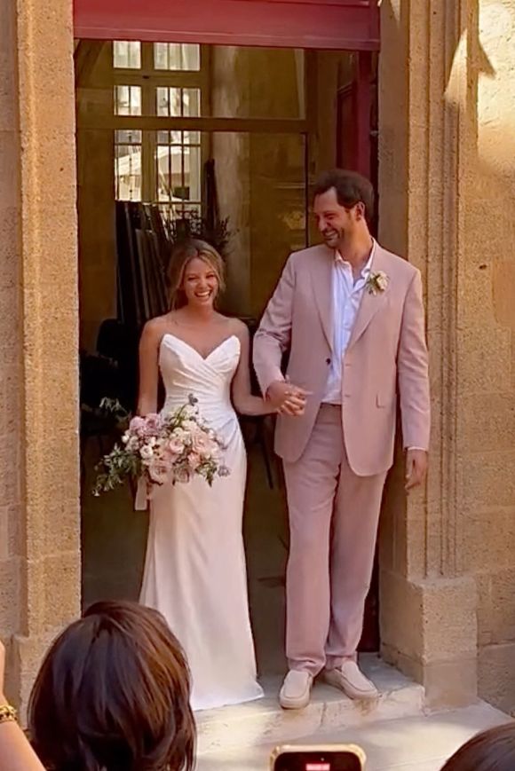 Après deux mariages, un civil et un laïque, les deux animateurs de M6 ont célébré leur union religieuse.

Exclusif- Mariage d'Eric Antoine et Gennifer Demey à Aix-en-Provence le 30 août 2025.

Photo : Agence / Bestimage