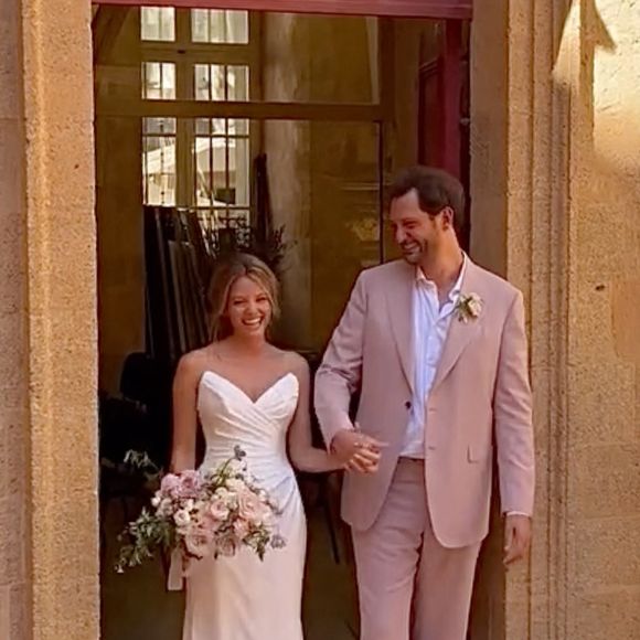Après deux mariages, un civil et un laïque, les deux animateurs de M6 ont célébré leur union religieuse.

Exclusif- Mariage d'Eric Antoine et Gennifer Demey à Aix-en-Provence le 30 août 2025.

Photo : Agence / Bestimage