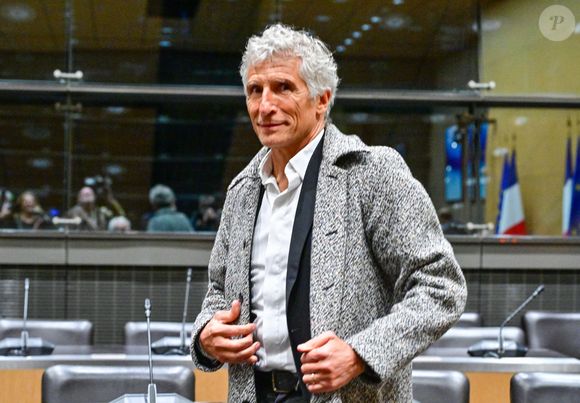 Nagui assiste à une audition devant la commission d'enquête parlementaire sur la neutralité, le 1er avril 2026. 

Photo : Christian Liewig / Bestimage