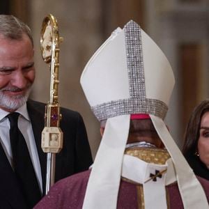 Le roi Felipe VI d'Espagne et la reine Letizia lors d'une messe pour les victimes des inondations causées par le phénomène DANA à la cathédrale de Valence le 9 décembre 2024.