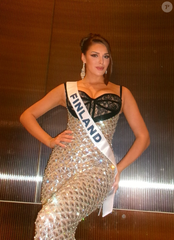 La reine de beauté élue vient de se faire à son tour destituer par le comité. 

Sarah Dzafce, Miss Finlande destituée