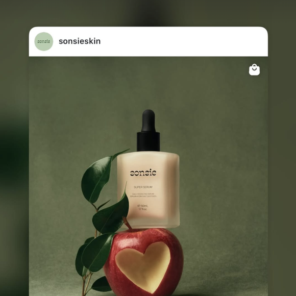 Pamela Anderson a lancé sa marque de cosmétiques appelée Sonsie Skin