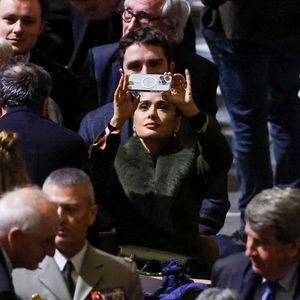 Époustouflée par la beauté de la cathédrale, l'actrice de 58 ans a été aperçue avec son téléphone prenant de nombreux clichés des vitraux fraichement rénovés

Salma Hayek et son mari François-Henri Pinault - Cérémonie de réouverture de la cathédrale Notre-Dame de Paris, le 7 décembre 2024. Joyau de l’art gothique, lieu de culte et de culture, symbole universel de la France et de son histoire, la cathédrale de Notre-Dame de Paris rouvre ses portes les 7 et 8 décembre, cinq ans après le terrible incendie qui l’avait ravagée le 15 avril 2019. 
© Dominique Jacovides / Bestimage