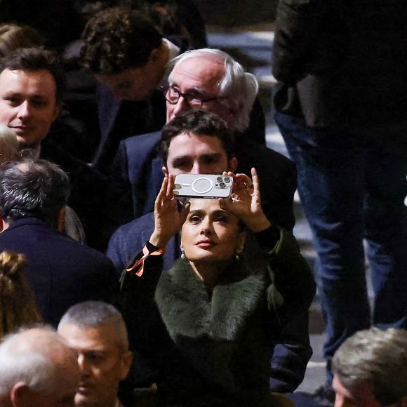 Époustouflée par la beauté de la cathédrale, l'actrice de 58 ans a été aperçue avec son téléphone prenant de nombreux clichés des vitraux fraichement rénovés

Salma Hayek et son mari François-Henri Pinault - Cérémonie de réouverture de la cathédrale Notre-Dame de Paris, le 7 décembre 2024. Joyau de l’art gothique, lieu de culte et de culture, symbole universel de la France et de son histoire, la cathédrale de Notre-Dame de Paris rouvre ses portes les 7 et 8 décembre, cinq ans après le terrible incendie qui l’avait ravagée le 15 avril 2019. 
© Dominique Jacovides / Bestimage