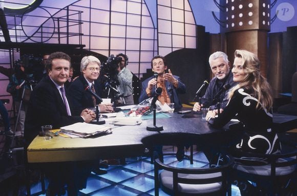 Selon Patrice Carmouze, il n'y a pas "mort d'homme" et il regrette les nombreuses injures reçues par Christophe Dechavanne sur les réseaux

Photo d'archives du présentateur Christophe Dechavanne, entouré de Michel Field, Patrice Carmouze, Paco Rabanne et Sophie Favier, sur le plateau de son émission Ciel Mon Mardi dans les années 80 à Paris, France. Photo by Pascal Baril/ABACAPRESS.COM