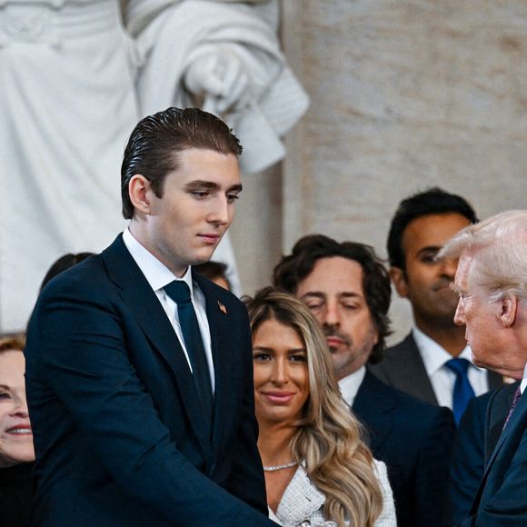 Le vice-président JD Vance, à gauche, regarde Barron Trump serrer la main de son père, le président Donald Trump, après la prestation de serment de Trump en tant que 47e président des États-Unis au Capitole à Washington, D.C., lundi 20 janvier 2025. Pool photo Kenny Holston/UPI/ABACAPRESS.COM