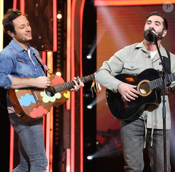 Vianney et Kendji Girac se mobilisent lors de la 37ème édition du Téléthon sur le plateau de France 2, avec pour parrain Vianney. Cette année, 80,6 millions de dons ont été promis. Le 9 décembre 2023.  © Coadic Guirec / Bestimage
