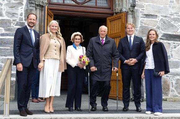 Le roi Harald V de Norvège, la reine Sonja, le prince Haakon de Norvège, la princesse Mette-Marit de Norvège, la princesse Ingrid Alexandra de Norvège, et le prince Sverre Magnus de Norvège le 4 juillet 2025.
Crédit : Dana Press / Bestimage