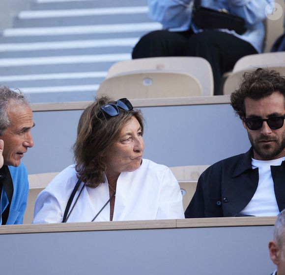 Olivier Kretz, Sandrine Kretz, Martin Kretz (série L'Agence sur TMC et Netflix) - Les célébrités dans les tribunes des Internationaux de France de tennis de Roland Garros 2024 à Paris le 5 juin 2024. © Jacovides-Moreau/Bestimage